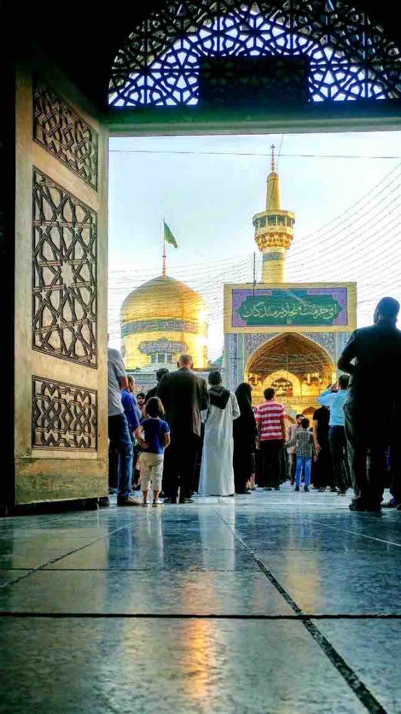 Helgedom med gyllene minaret — Muharram